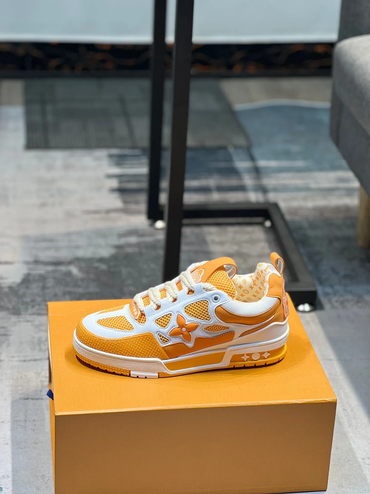 Men's men's shoes💰800 LV top version new style purchasing quality LV~Louis Vuitton LV TRAINER's best-looking sneakers, donkey brand strongly promotes new products, official website limited edition retro basketball sneakers! Both high-top and low-top models spent money to purchase 1:1 accurate reproductions of the originals. The details are invincible and full of sincerity. The imported custom-made original cowhide leather is the same as the original package. The details are 100% restored. The private model customizes the original one-piece TPU outsole. It is different from other brands. Without the original version, this effect cannot be achieved!                Men's and women's models 35-40 39-45 (46 is custom-made and cannot be returned or exchanged)